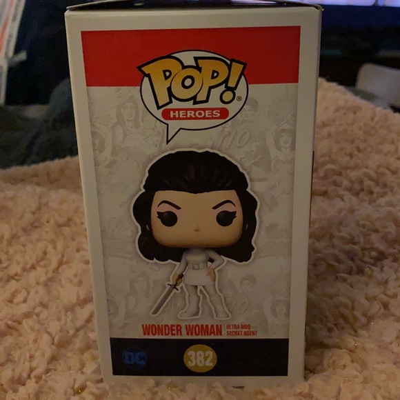 80th Anniversary Wonder Woman FUNKO - Picture 4 of 4